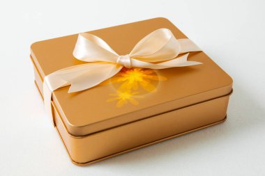 Sonbahar ortası festivali, beyaz arka planda saten kurdeleyle süslenmiş altın hediye kutusu.