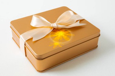 Sonbahar ortası festivali, beyaz arka planda saten kurdeleyle süslenmiş altın hediye kutusu.