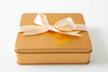 Sonbahar ortası festivali, beyaz arka planda saten kurdeleyle süslenmiş altın hediye kutusu.