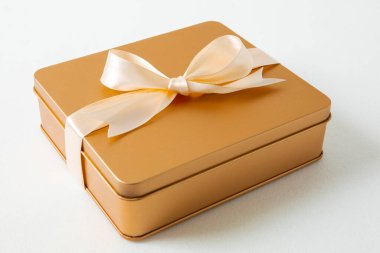 Sonbahar ortası festivali, beyaz arka planda saten kurdeleyle süslenmiş altın hediye kutusu.