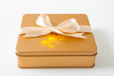 Sonbahar ortası festivali, beyaz arka planda saten kurdeleyle süslenmiş altın hediye kutusu.