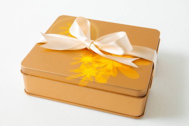 Sonbahar ortası festivali, beyaz arka planda saten kurdeleyle süslenmiş altın hediye kutusu.