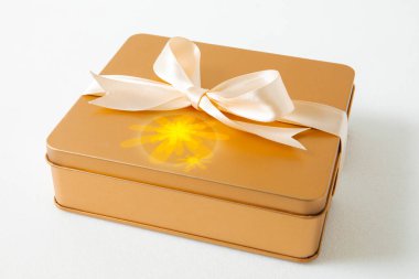 Sonbahar ortası festivali, beyaz arka planda saten kurdeleyle süslenmiş altın hediye kutusu.