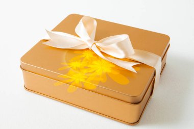 Sonbahar ortası festivali, beyaz arka planda saten kurdeleyle süslenmiş altın hediye kutusu.