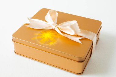 Sonbahar ortası festivali, beyaz arka planda saten kurdeleyle süslenmiş altın hediye kutusu.