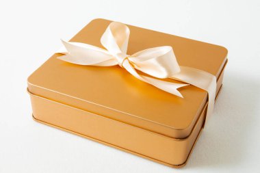 Sonbahar ortası festivali, beyaz arka planda saten kurdeleyle süslenmiş altın hediye kutusu.