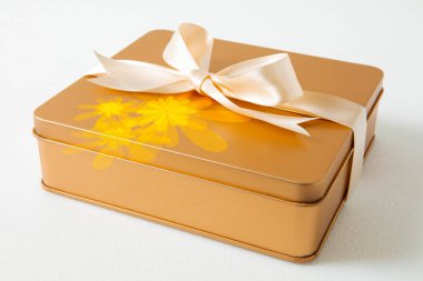 Sonbahar ortası festivali, beyaz arka planda saten kurdeleyle süslenmiş altın hediye kutusu.