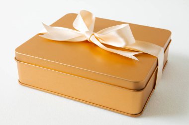 Sonbahar ortası festivali, beyaz arka planda saten kurdeleyle süslenmiş altın hediye kutusu.