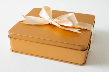 Sonbahar ortası festivali, beyaz arka planda saten kurdeleyle süslenmiş altın hediye kutusu.