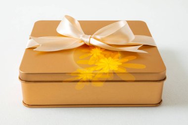 Sonbahar ortası festivali, beyaz arka planda saten kurdeleyle süslenmiş altın hediye kutusu.