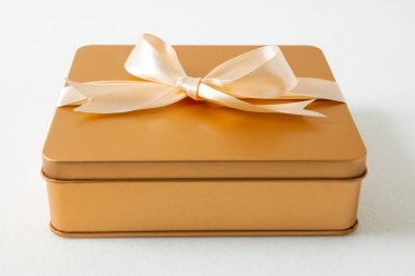 Sonbahar ortası festivali, beyaz arka planda saten kurdeleyle süslenmiş altın hediye kutusu.