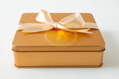 Sonbahar ortası festivali, beyaz arka planda saten kurdeleyle süslenmiş altın hediye kutusu.