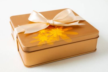 Sonbahar ortası festivali, beyaz arka planda saten kurdeleyle süslenmiş altın hediye kutusu.