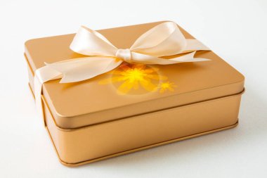 Sonbahar ortası festivali, beyaz arka planda saten kurdeleyle süslenmiş altın hediye kutusu.