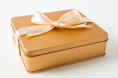 Sonbahar ortası festivali, beyaz arka planda saten kurdeleyle süslenmiş altın hediye kutusu.