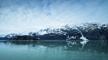 Alaska 'daki Buzul Körfezi Ulusal Parkı' nda seyir gemisi.
