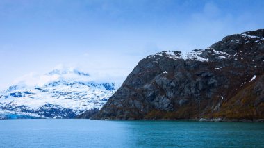Alaska 'daki Buzul Körfezi Ulusal Parkı' nda seyir gemisi.