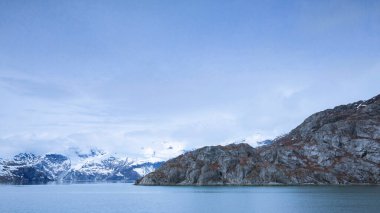 Alaska 'daki Buzul Körfezi Ulusal Parkı' nda seyir gemisi.