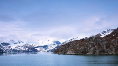 Alaska 'daki Buzul Körfezi Ulusal Parkı' nda seyir gemisi.