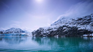 Alaska 'daki Buzul Körfezi Ulusal Parkı' nda seyir gemisi.