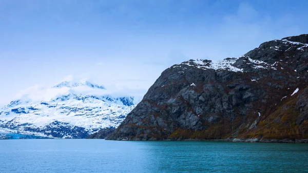 Risteilyalus Purjehtii Glacier Bayn Kansallispuistossa Alaskassa — kuvapankkivalokuva