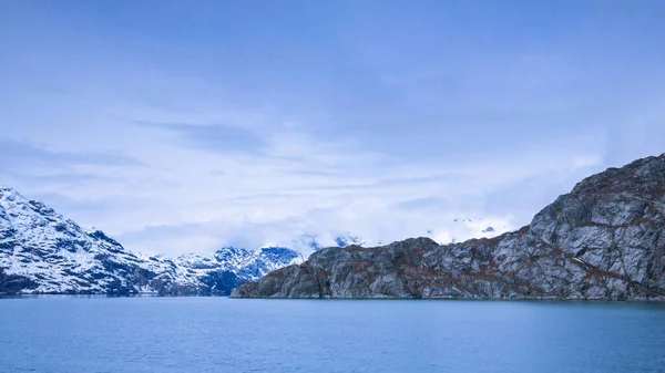 在阿拉斯加冰川湾国家公园航行的游轮 — 图库照片