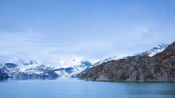 在阿拉斯加冰川湾国家公园航行的游轮 — 图库照片