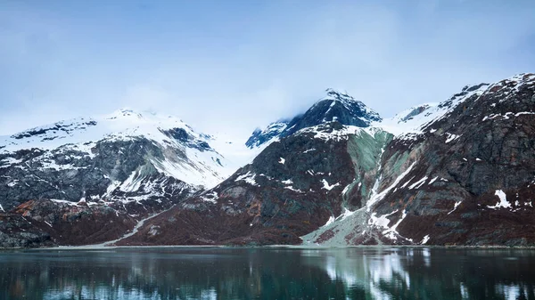 Κρουαζιερόπλοιο Που Πλέει Στο Εθνικό Πάρκο Glacier Bay Αλάσκα — Φωτογραφία Αρχείου