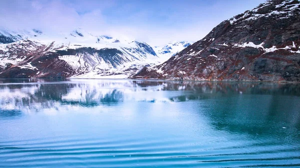 Κρουαζιερόπλοιο Που Πλέει Στο Εθνικό Πάρκο Glacier Bay Αλάσκα — Φωτογραφία Αρχείου