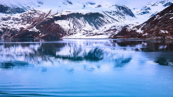 Κρουαζιερόπλοιο Που Πλέει Στο Εθνικό Πάρκο Glacier Bay Αλάσκα — Φωτογραφία Αρχείου