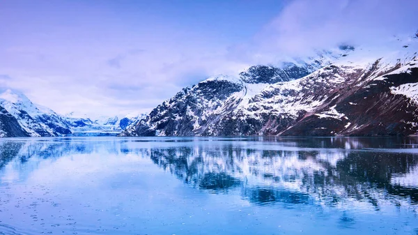 Κρουαζιερόπλοιο Που Πλέει Στο Εθνικό Πάρκο Glacier Bay Αλάσκα — Φωτογραφία Αρχείου