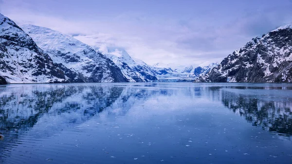 Κρουαζιερόπλοιο Που Πλέει Στο Εθνικό Πάρκο Glacier Bay Αλάσκα — Φωτογραφία Αρχείου