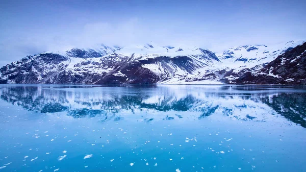 Κρουαζιερόπλοιο Που Πλέει Στο Εθνικό Πάρκο Glacier Bay Αλάσκα — Φωτογραφία Αρχείου