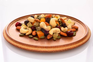 Tabakta besleyici karışık fındık var.