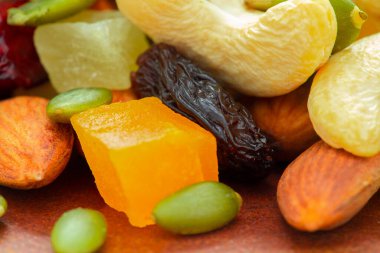 Tabakta besleyici karışık fındık var.