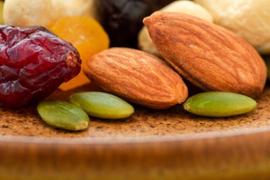 Tabakta besleyici karışık fındık var.