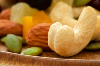 Tabakta besleyici karışık fındık var.