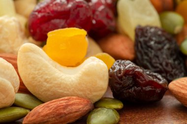 Tabakta besleyici karışık fındık var.