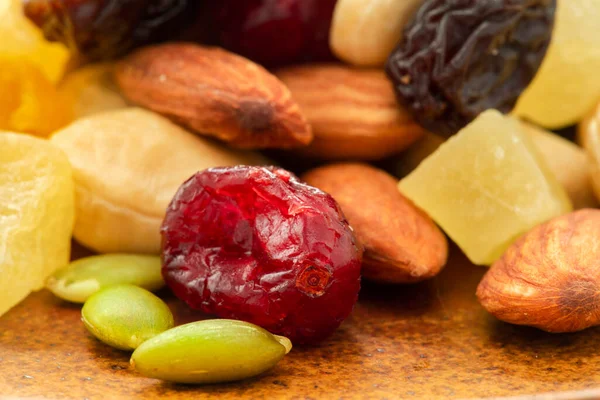 Tabakta besleyici karışık fındık var.