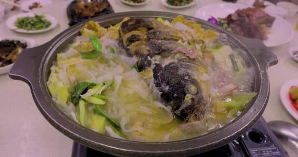 Один Найулюбленіших Горщиків Китайців Збиральницях Каструлі Голові Риб — стокове відео