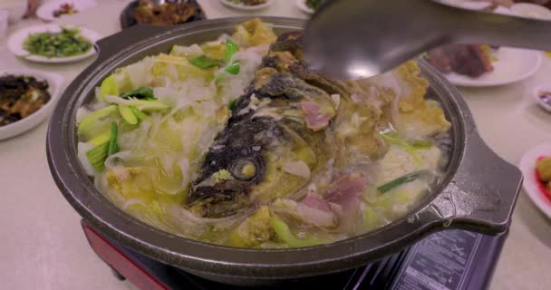 集まりで中国人のお気に入りの鍋の一つ 魚の頭鍋 — ストック動画