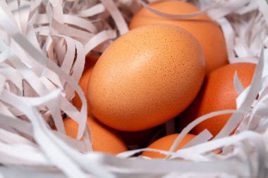 Yumurtaları kuş yuvası şeklinde bir yastığa koy.