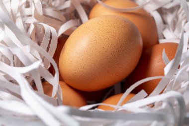 Yumurtaları kuş yuvası şeklinde bir yastığa koy.