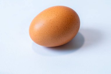 Beyaz arkaplanda tek yumurta