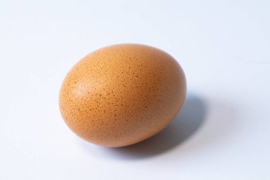 Beyaz arkaplanda tek yumurta