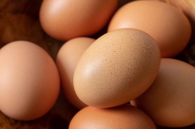 Tahta kasedeki yumurtalar.