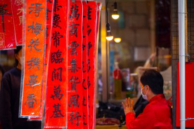 Çinli tüccarlar Bahar Festivali 'nde çiftler ve süsler satıyorlar.