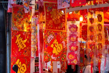 Çinli tüccarlar Bahar Festivali 'nde çiftler ve süsler satıyorlar.