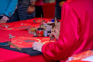 Çinliler, Bahar Festivali sırasında el yazısıyla yazılmış çiftlerini satıyorlar.