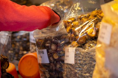 Çin Yeni Yılı 'nda sokakta satılan Shiitake mantarları.